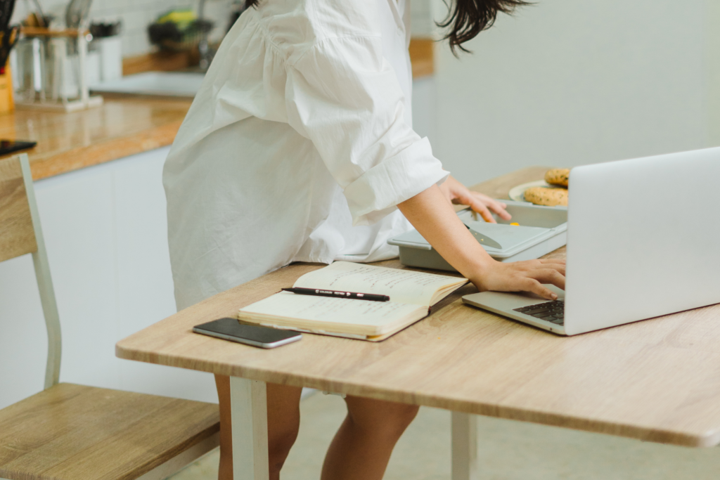 A person trying to recover lost data at home from a malfunctioning laptop