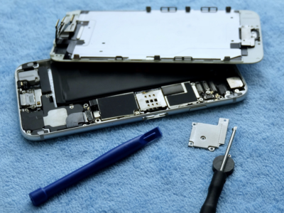 An open phone during data recovery process